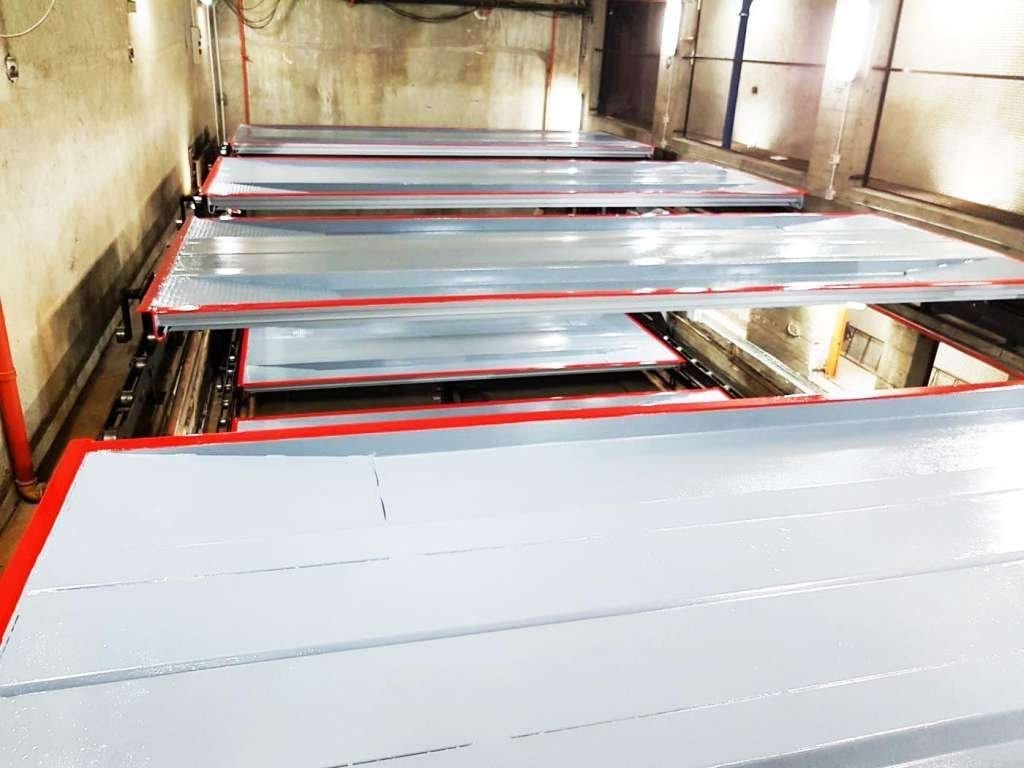 Interno parcheggio automatico dopo la ristrutturazione - componenti meccanici rinnovati e sistemi di trasmissione puliti