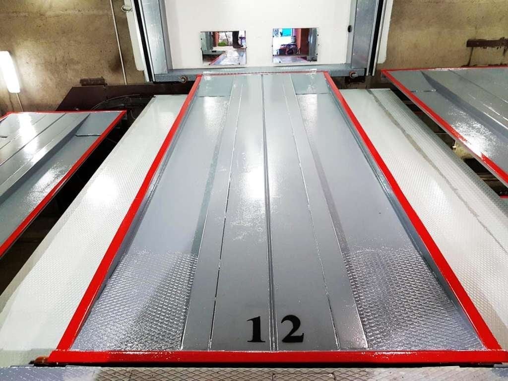 Interno parcheggio automatico dopo la ristrutturazione - componenti meccanici rinnovati e sistemi di trasmissione puliti