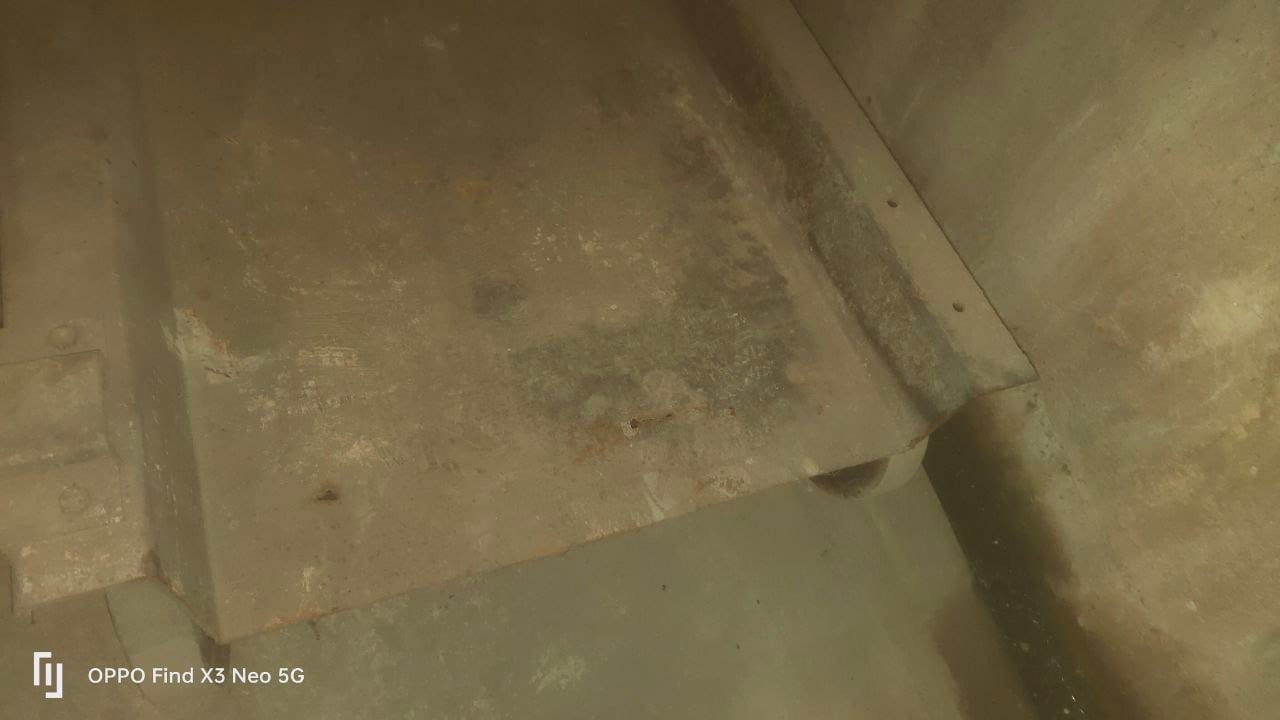 Piattaforme parcheggio automatizzato arrugginite con bordi gialli, piattaforme sporche e ossidate